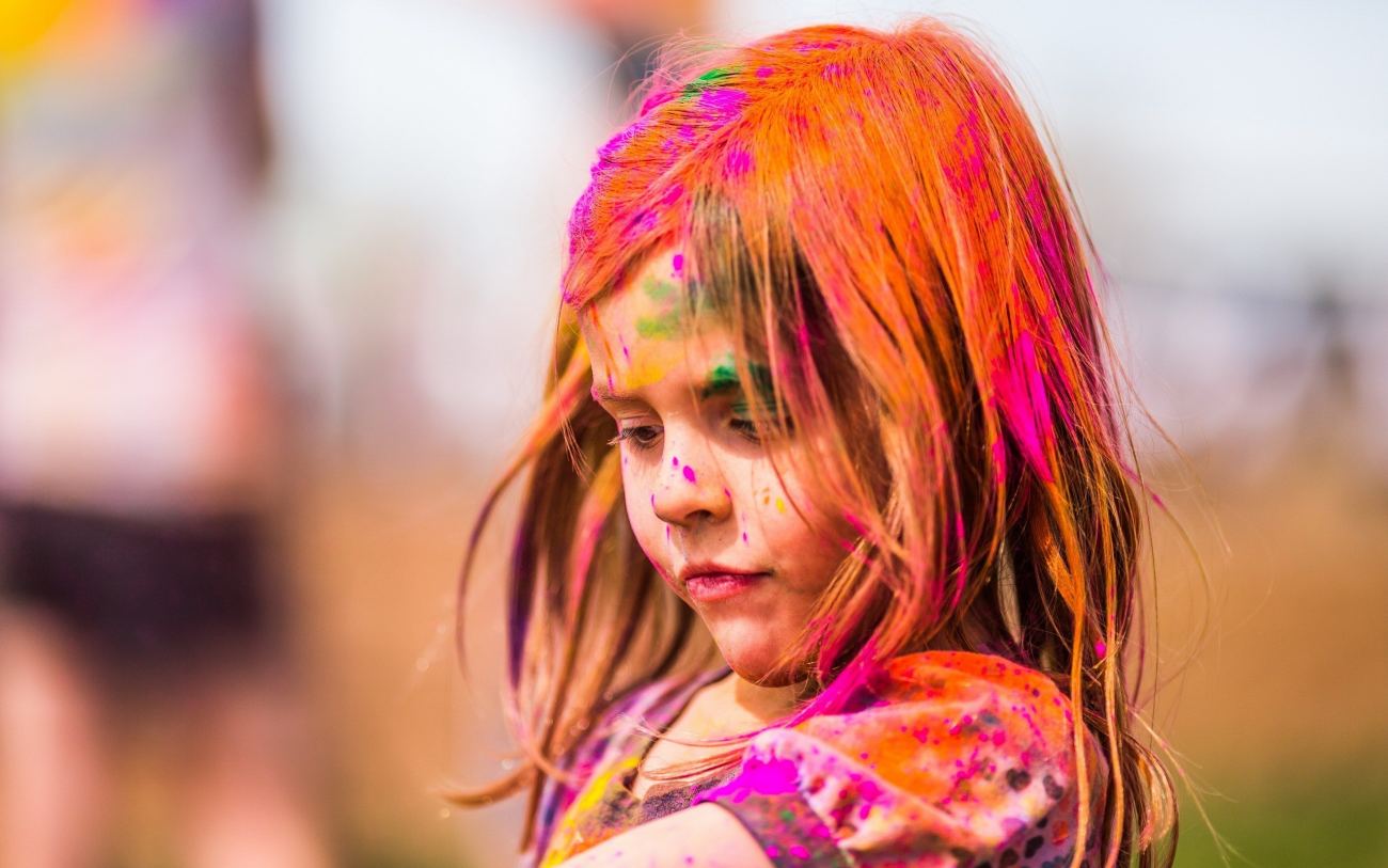 Beautiful Baby Child Girl Play With Colors on Holi Festival of Colors Wallpapers
