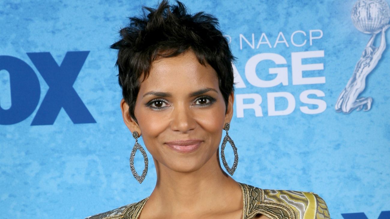 Beautiful Halle Berry Hollywood Actress With Earing Wallpapers