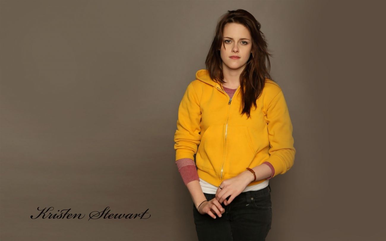 Kristen Stewart Beautiful Hollywood Actress in Yellow