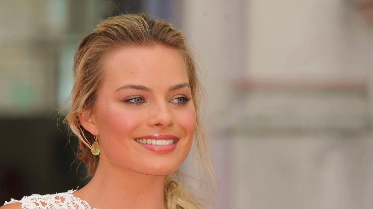 Margot Robbie Hd Smiling Wallpaper