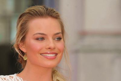 Margot Robbie Hd Smiling Wallpaper