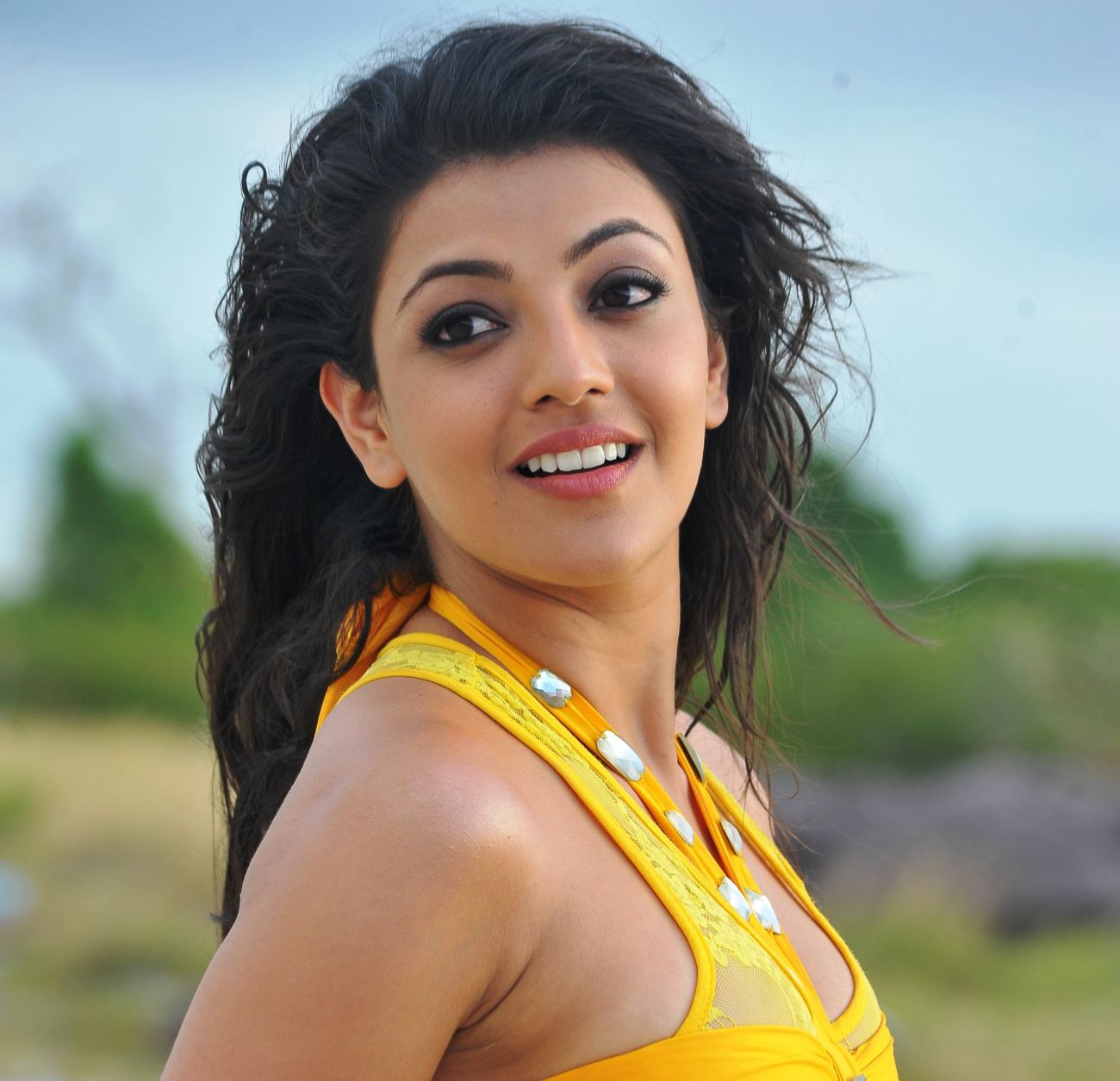 Kajal Aggarwal Yellow Sleeveless Top Wallpaper