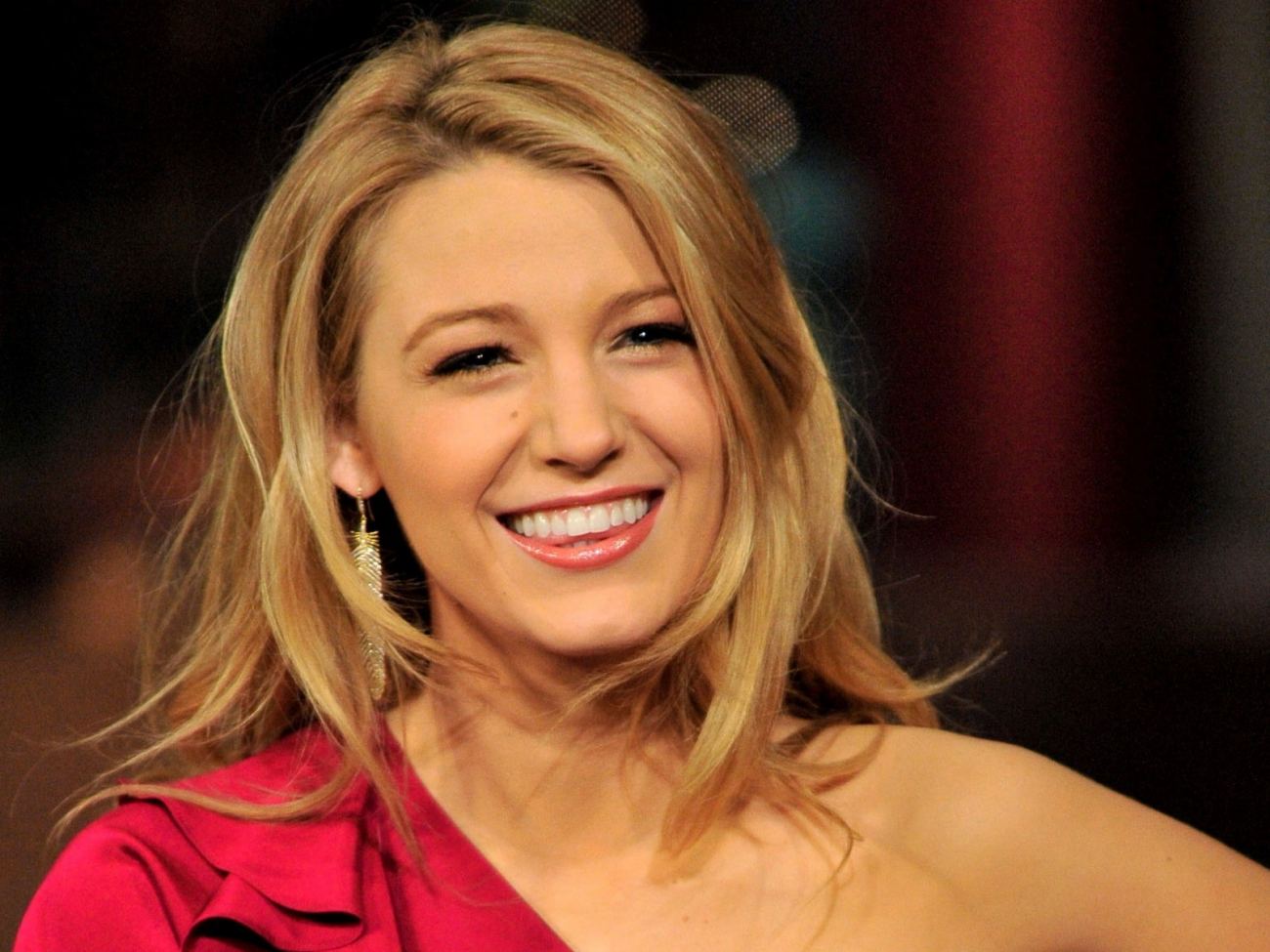 Blake Lively Cute Smile Wallpaper