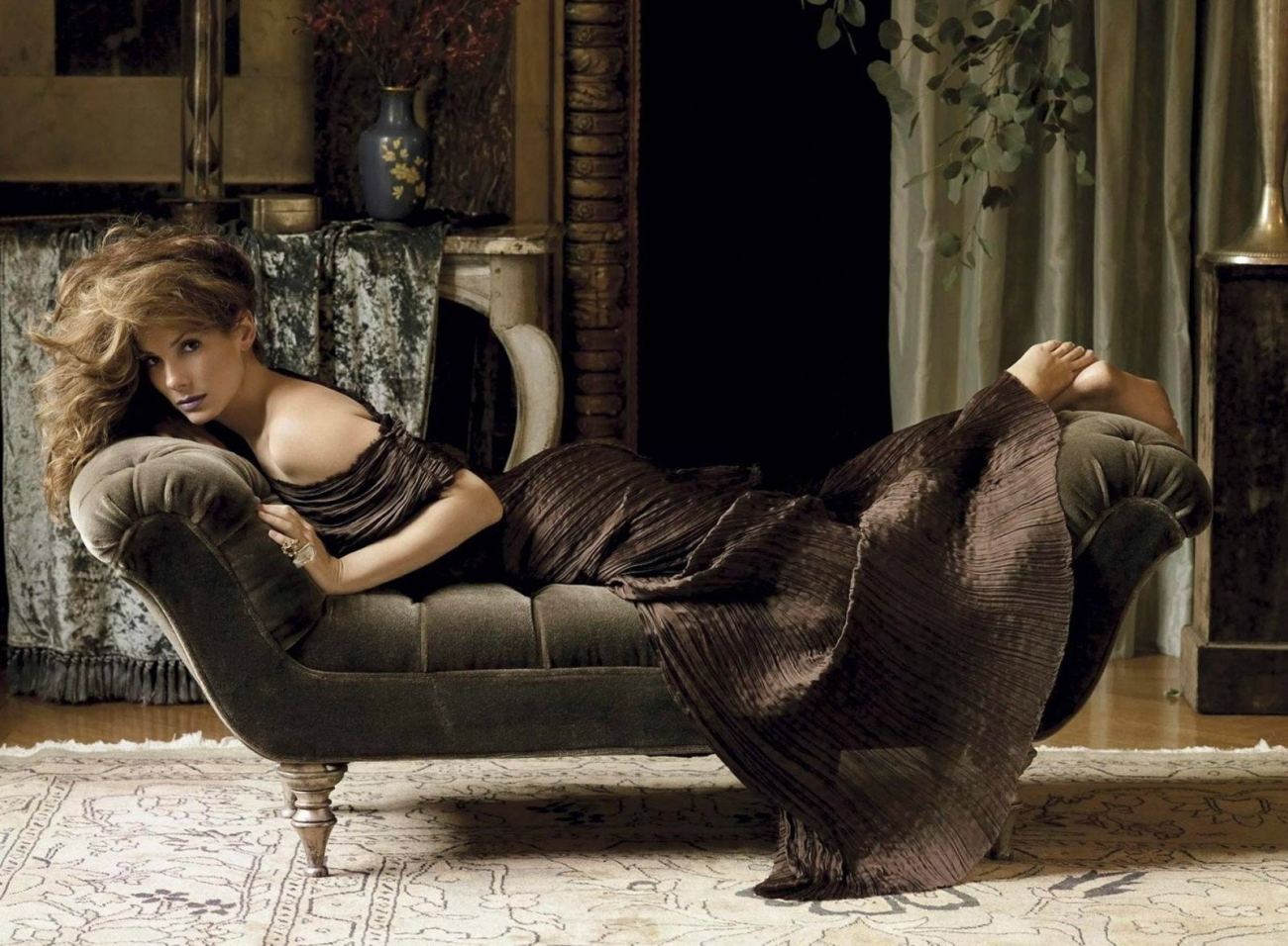 Actress Sandra Bullock Luing on Couch Photoshoot Wallpaper