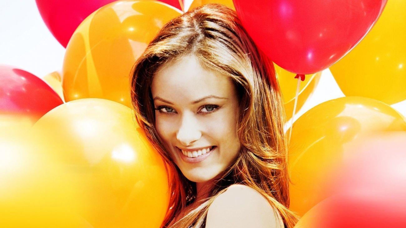 Beautiful Olivia Wilde With Balloons Wallpaper
