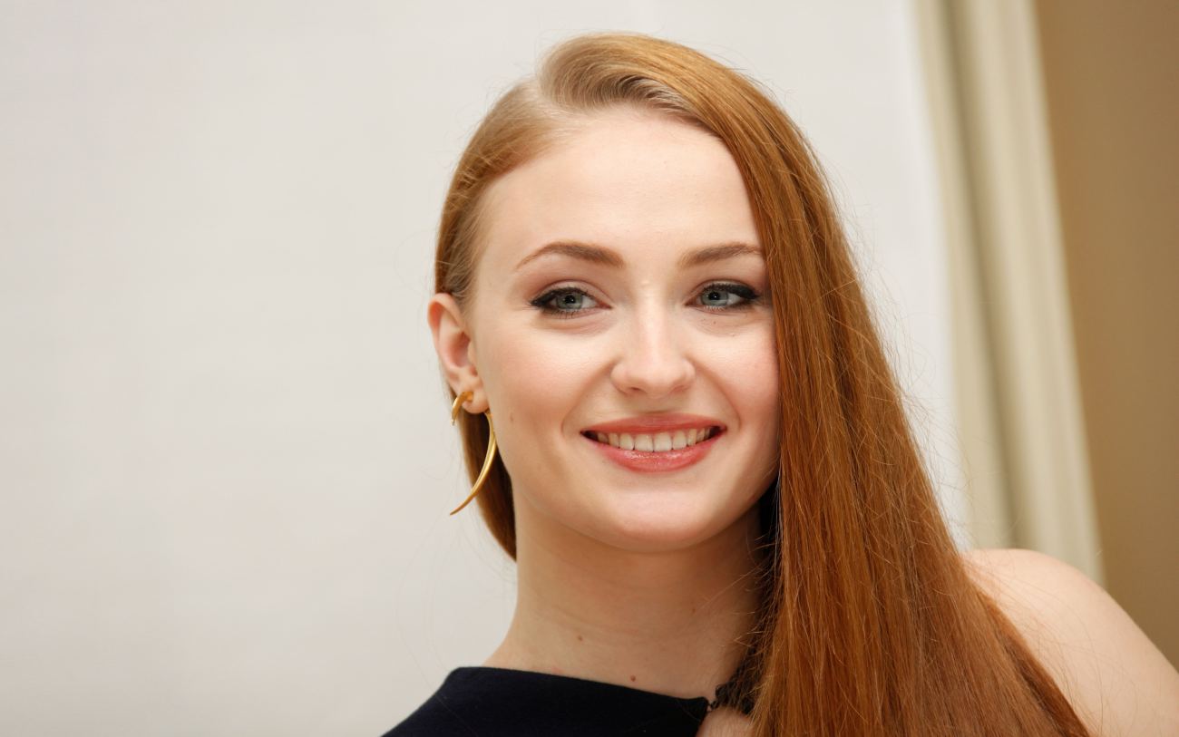 Beautiful Sophie Turner With Cute Smite Wallpaper
