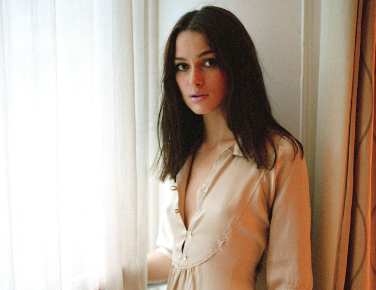 Cute Actress Keira Knightley Wallpaper