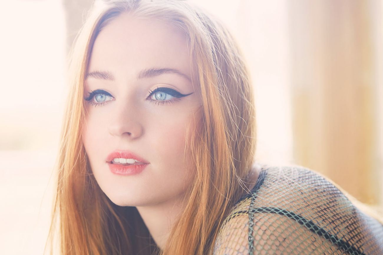 Sophie Turner Actress Blue Eyes Wallpaper