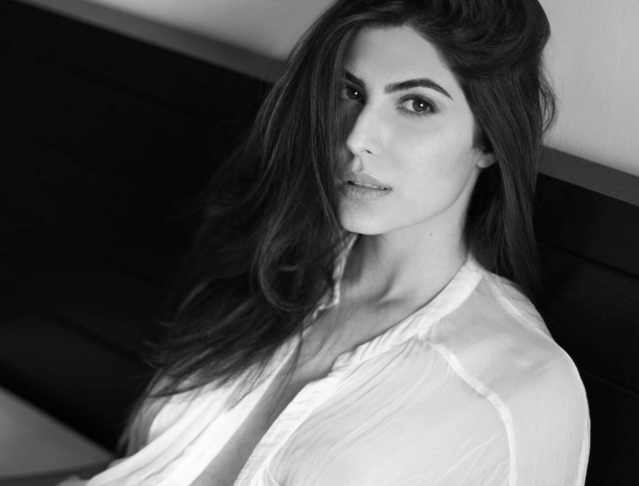Elnaaz Norouzi Actress Relaxing Photo