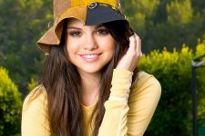 Beautiful Selena Gomez Singer HD Wallpaper