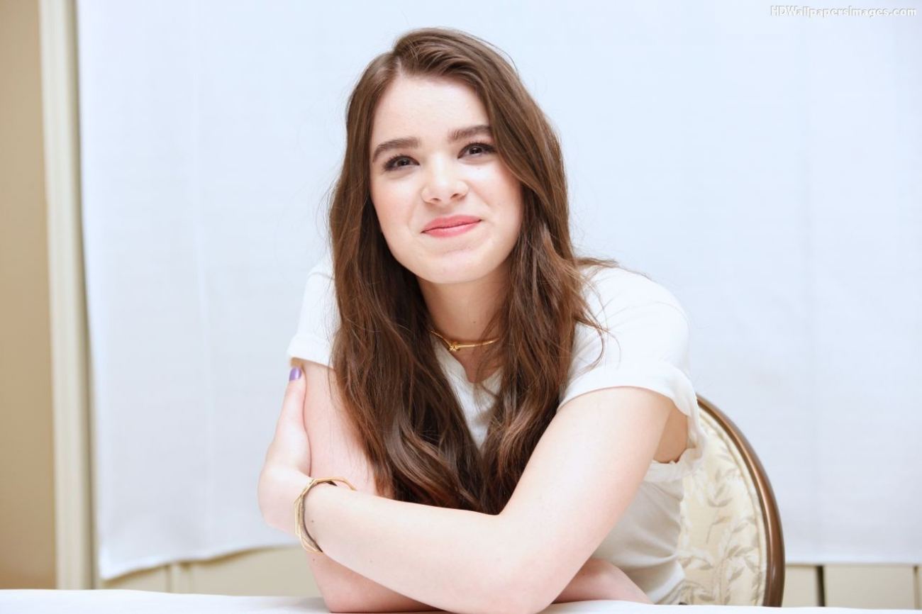 Cute Hailee Steinfeld Smiling HD Wallpaper