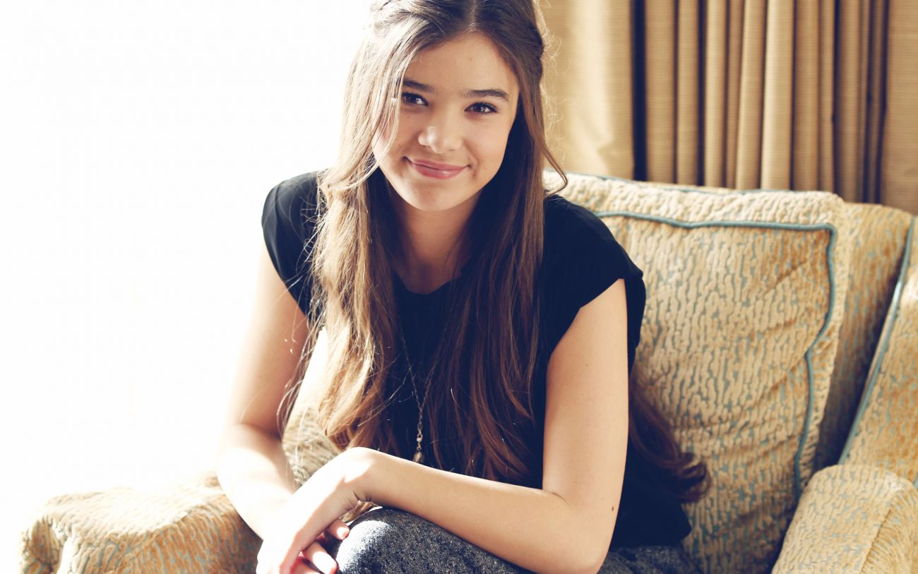 Gorgeous Hailee Steinfeld Desktop Free Wallpaper