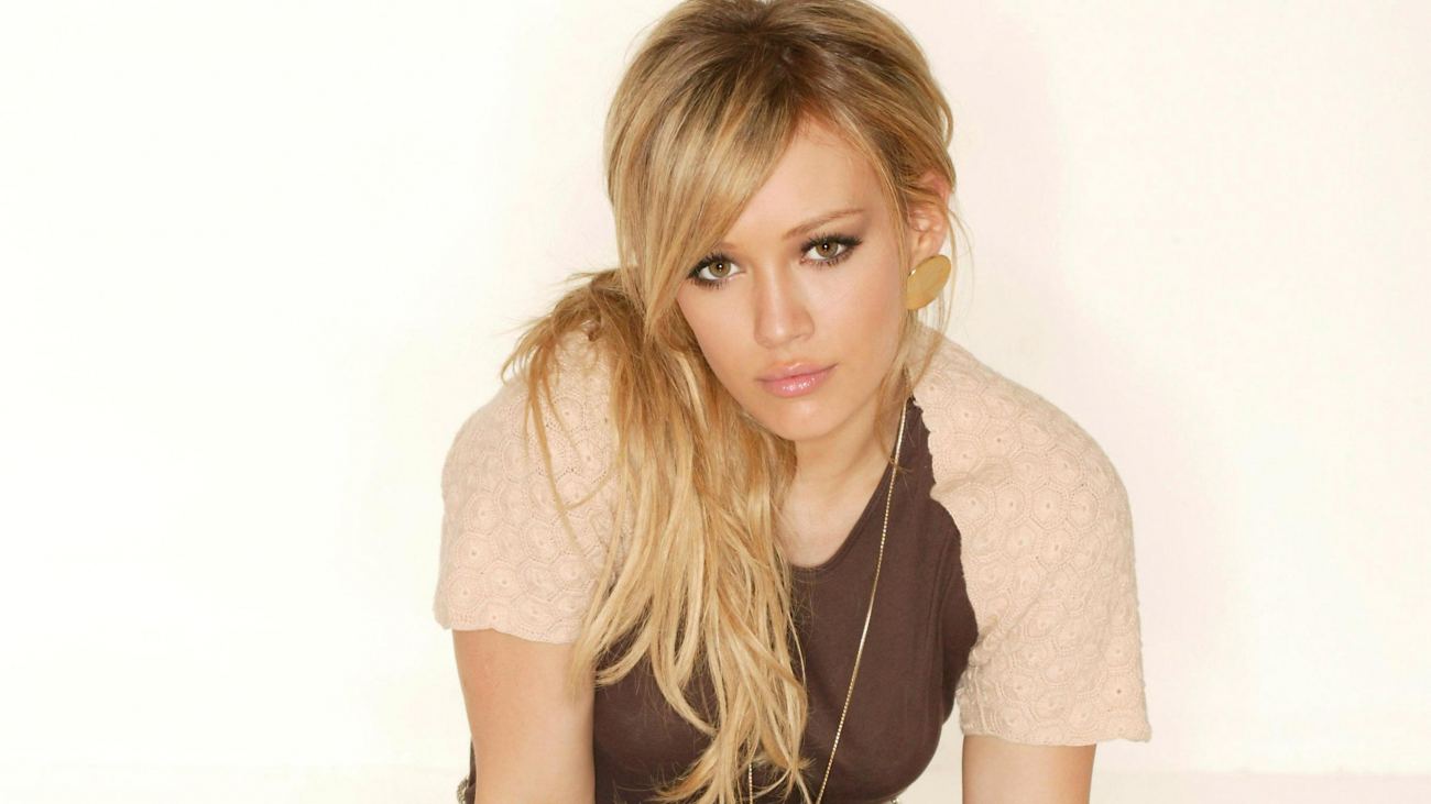 Stunning Hilary Duff Brown Hair Wide HD Wallpaper