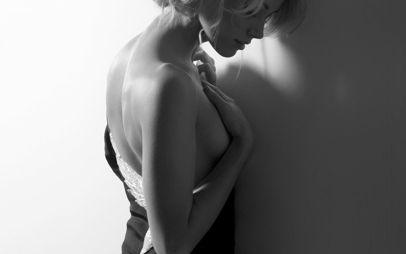 Amber Heard Studio Shot Wallpaper