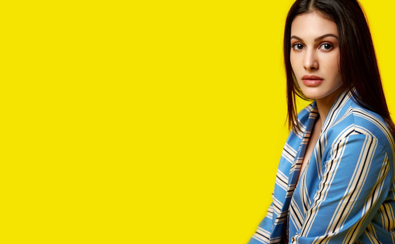 Beautiful Indian Actress Amyra Dastur Black Hair Wallpaper