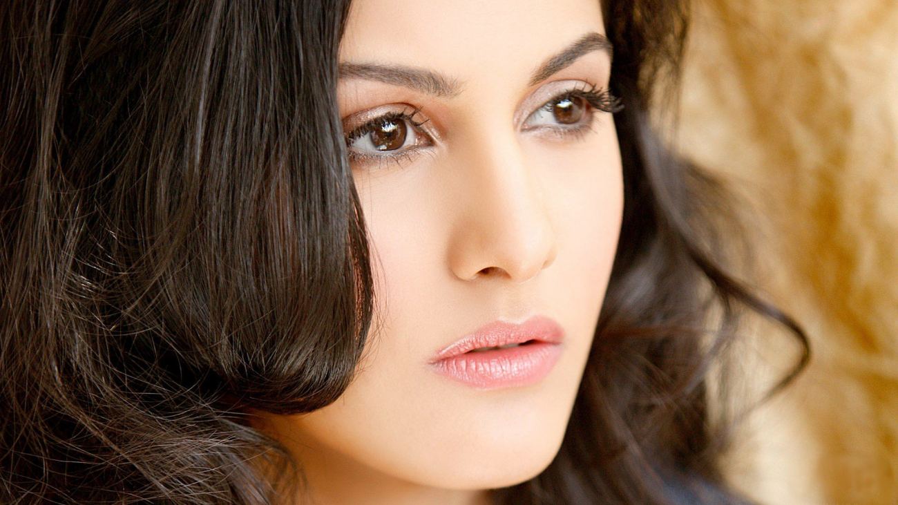 Gorgeous Amyra Dastur Face Closeup Wallpaper