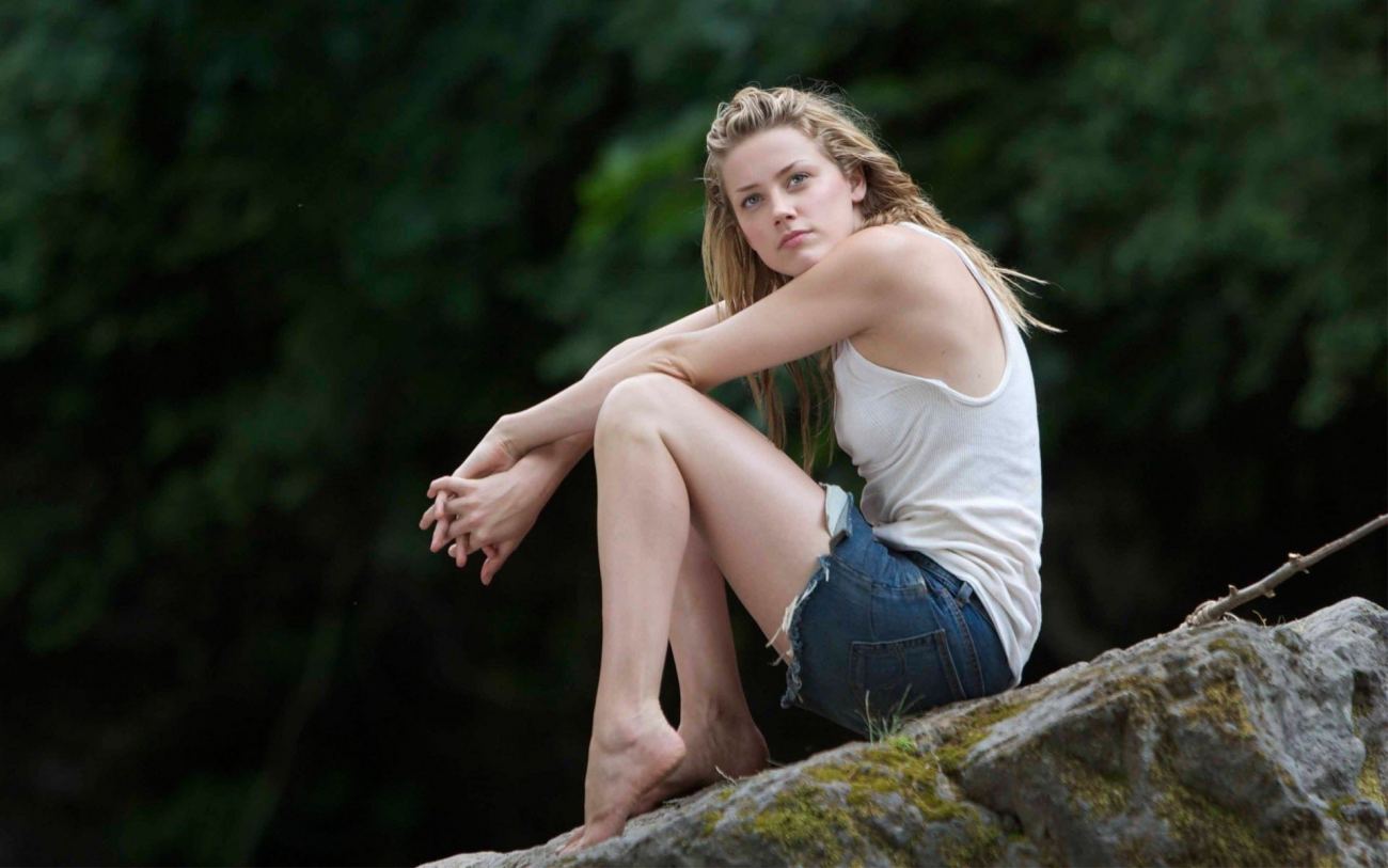 Sensual Amber Heard Wallpaper